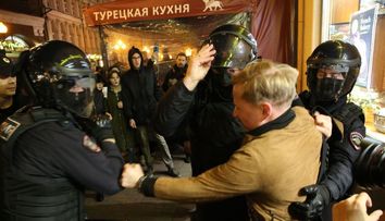 Rușii au ieșit în stradă după decretul lui Putin privind mobilizarea parțială. Protestele au luat amploare în zeci de orașe