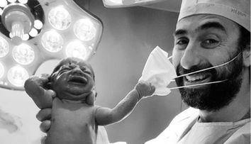 Este fotografia anului! Un nou-născut smulge masca doctorului, imediat după a fost născut