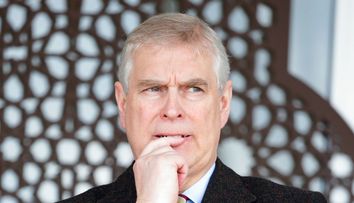 Andrew a fost eliberat după doar 12 ore de când a fost arestat. Fratele Regelui Charles încă nu poate răsufla ușurat. Ancheta și perchezițiile continuă
