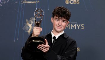 S-a învoit de la școală ca să-și ridice trofeul! Owen Cooper, puștiul de numai 15 ani din Adolescence, a intrat în istorie ca cel mai tânăr bărbat premiat cu un Emmy