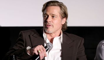 Brad Pitt, asaltat de fani la New York. O femeie din mulțime a reușit cu lejeritate să se pozeze cu celebrul actor