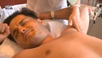 Uite cum face Liviu Varciu cand este epilat cu ceara fierbinte. Vezi VIDEO ca sa afli unde il doare!