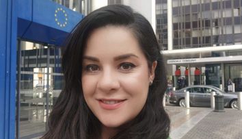 Oana Tache, jurnalistul român care va modera dezbaterea despre revenirea economică post COVID-19 din Parlamentul European