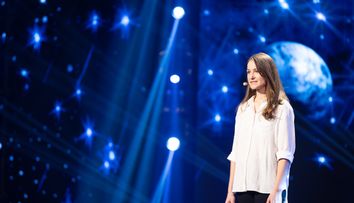 Românii au talent, 3 mai 2024. Bianca Isabela Salerno a emoționat telespectatorii până la lacrimi, cu poezia sa despre societatea din ziua de azi! Jurații au fost la asentimentul ei: „Mi se pare foarte frumos!”