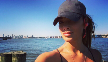 Nicole Scherzinger adună gunoaie de pe plajă în timpul vacanței în Europa