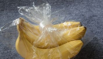 A rămas îngrozit! Ce a găsit un bărbat într-o pungă de banane de la supermarket
