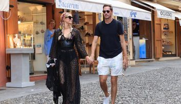 Paris Hilton, escapadă romantică în Portofino cu soțul ei! Vedeta a atras toate privirile cu ținuta sexy