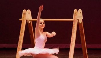 La prima vedere pare a fi doar o alta balerina pasionata, dar povestea ei depaseste orice imaginatie