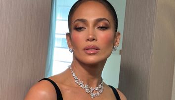 Diamante, catifea și eleganță  pură. Jennifer Lopez, comparată cu Audrey Hepburn la nunta lui Taylor Swift: a transformat evenimentul anului într-un podium de modă