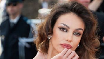 Gerard Butler ar putea deveni gelos. In ce ipostaza a fost surprinsa Madalina Ghenea alaturi de niste barbati necunoscuti