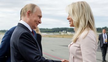 Cine e blonda superbă care l-a întâmpinat pe Vladimir Putin la întâlnirea istorică din Alaska și ce rol are în administrația Trump