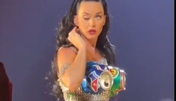 ”Clona-robot a dat eroare!” Katy Perry, virală după ce i-a căzut pleoapa în timpul unui concert la Las Vegas