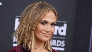 Jennifer Lopez, acuzată că a lovit cu mașina un fotograf