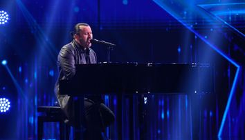 Românii au talent 2020: Alen Clay David, concurentul care a cântat în memoria soției sale