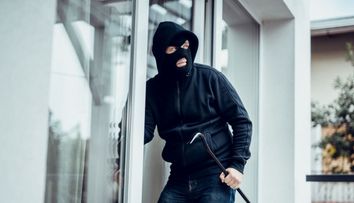 Cum îți ferești casa de hoți dacă pleci în vacanță de Crăciun și Anul Nou