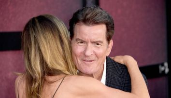 Femeia pe care Charlie Sheen nu o poate uita. Se comportă „ca un cățeluș” când este lângă ea