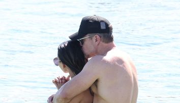 Are 48 de ani, patru nașteri la activ și arată splendid! Soția lui Matt Damon a făcut furori pe o plajă din Grecia! Cum arată barmanița care l-a cucerit pe actor în urmă cu 20 de ani