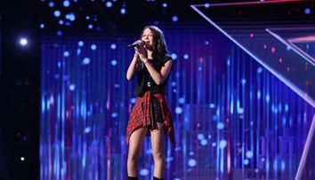 Românii au talent 2021: Timea Csaszar a impresionat jurații cu tehnica ei vocală și a luat patru de DA dintr-un foc