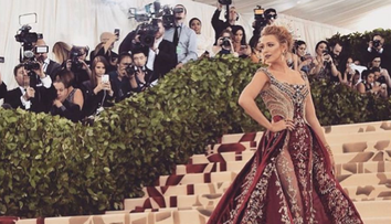 Micul detaliu pe care nu l-au remarcat fanii la rochia actritei Blake Lively, de la evenimentul Met Gala 2018