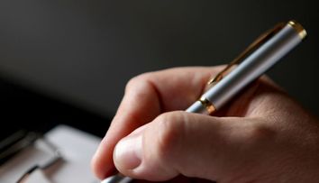 Cum sa bati o banca cu propriile arme. Un rus a pacalit banca sa semneze un document scris de el si a obtinut un credit fabulos