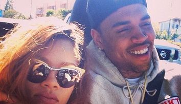 De ce il iubeste Rihanna pe Chris Brown? Cantaretul isi arata formele bine lucrate la sala in ultimul videoclip