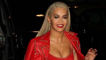 A renuntat complet la inhibitii. Rita Ora, poza topless necenzurata in revista 