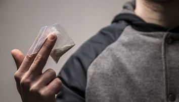 Un tânăr din Maramureș a cumpărat aspirină de 8.000 de lei, crezând că este cocaina. S-a dus la Poliție
