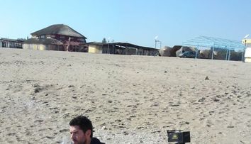 Peste 2.5 milioane de romani au zabovit la un pahar de vin cu Alex Dima. 