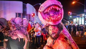 O petrecere uriaşă de Halloween s-a încheiat tragic! Mai mulţi participanţi au ajuns la spital, după ce au leșinat brusc