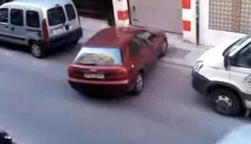 Ce vrea sa faca aceasta femeie la volan? :) VIDEO