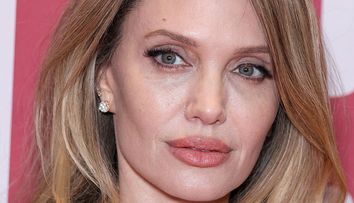 Angelina Jolie, apariție ireală pe covorul roșu. Ce pantofi a asortat la rochia transparentă