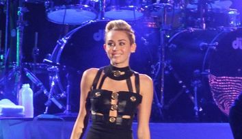 A plesnit bluza pe ea in timpul unui recital. Cum s-a facut Miley Cyrus de ras in fata fanilor si fotografilor