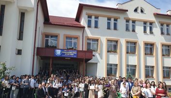 Un elev de la Colegiul Catolic din Bacău s-a aruncat de la etajul 3 al școlii. Băiatul a lăsat un bilet de adio în ghiozdan