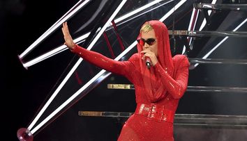 Un fan al cantaretei Katy Perry a fost arestat dupa ce a urmarit-o obsesiv
