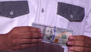 Un numar de magie fenomenal, chiar sub ochii uimiti ai juratilor. Un fost militar transforma bancnotele de 1 $ in unele de 100 de $, apoi le face sa dispara