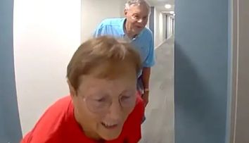 Și-a surprins vecinii cum se plimbă obsesiv prin fața apartamentului ei, iar motivul a șocat-o! Gestul făcut de o femeie, viral pe internet VIDEO