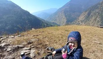 Cine este Zara, fetița de 4 ani care a urcat pe muntele Everest. Cum au pregătit-o  părinții pentru drumeția în Himalaya