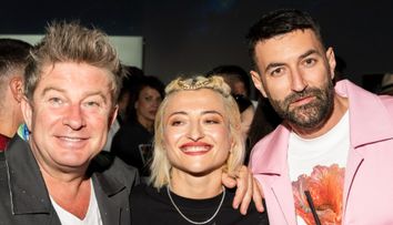 Românca din spatele ținutelor purtate de Smiley și Pavel Bartoș a reunit zeci de vedete la un eveniment de amploare. Feli, AMI, Emil Rengleș și Roxana Hulpe, printre invitați