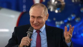 Ce face Vladimir Putin în timp ce toți se întreabă cum a murit Alexei Navalnîi
