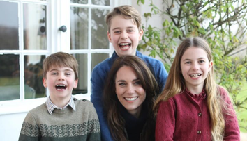 Prima fotografie cu Kate Middleton de la operația misterioasă: “Prea slăbită ca să stea în picioare, mascată de cei trei copii”