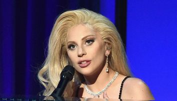 A fost defilare de moda la ziua lui Lady Gaga. In ce tinuta a ales sa apara si cum s-au imbracat vedetele