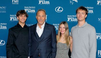 La 70 de ani, Kevin Costner este un tată mândru cu 7 copii. Trei dintre ei, care sunt și cei mai mici, l-au însoțit la Festivalul Internațional de Film Santa Barbara