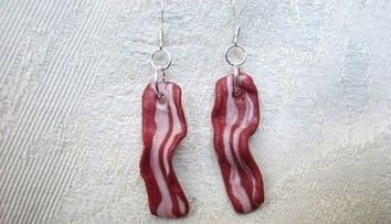 Vrei sa arati si tu ca Lady Gaga? Poarta cerceii sau tenesii cu imprimeu bacon!