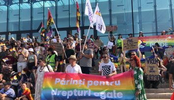 Chiar dacă a fost interzis de primărie, marșul Oradea Pride 2025 tot a avut loc! Conflicte între susținătorii LGBTQ+ și jandarmi. ”E o rușine ce se întâmplă”