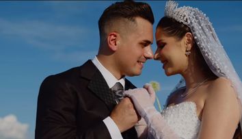 Cine sunt tinerii care și-au organizat o nuntă de peste 1 milion de euro la Caransebeș.  Petrecerea a durat trei zile, iar printre artiștii invitați s-au numărat: Andra, Holograf, Vali Vijelie, Adrian Minune și Georgiana Lobonț