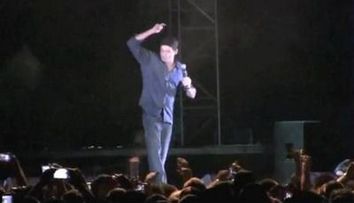 Fanii au aruncat cu sticle in Charlie Sheen! Vezi motivul:VIDEO
