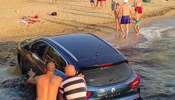 Un român a ajuns cu mașina în mare, într-o stațiune dinThassos. Imaginea care a stârnit comentarii amuzante: „S-a grăbit să fie primul la șezlong”