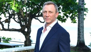 Daniel Craig, în cârje după un accident suferit la filmările pentru Bond 25. Ce se întâmplă cu filmul