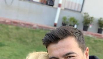 În timp ce Elena Udrea se află la închisoare, Adrian Alexandrov se bucură de vară. Cu cine a plecat bărbatul în vacanță 