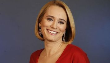 O vezi in fiecare zi la TV si ai impresia ca nu si-a schimbat niciodata look-ul. Cum arata Andreea Esca la inceputul carierei in jurnalism 